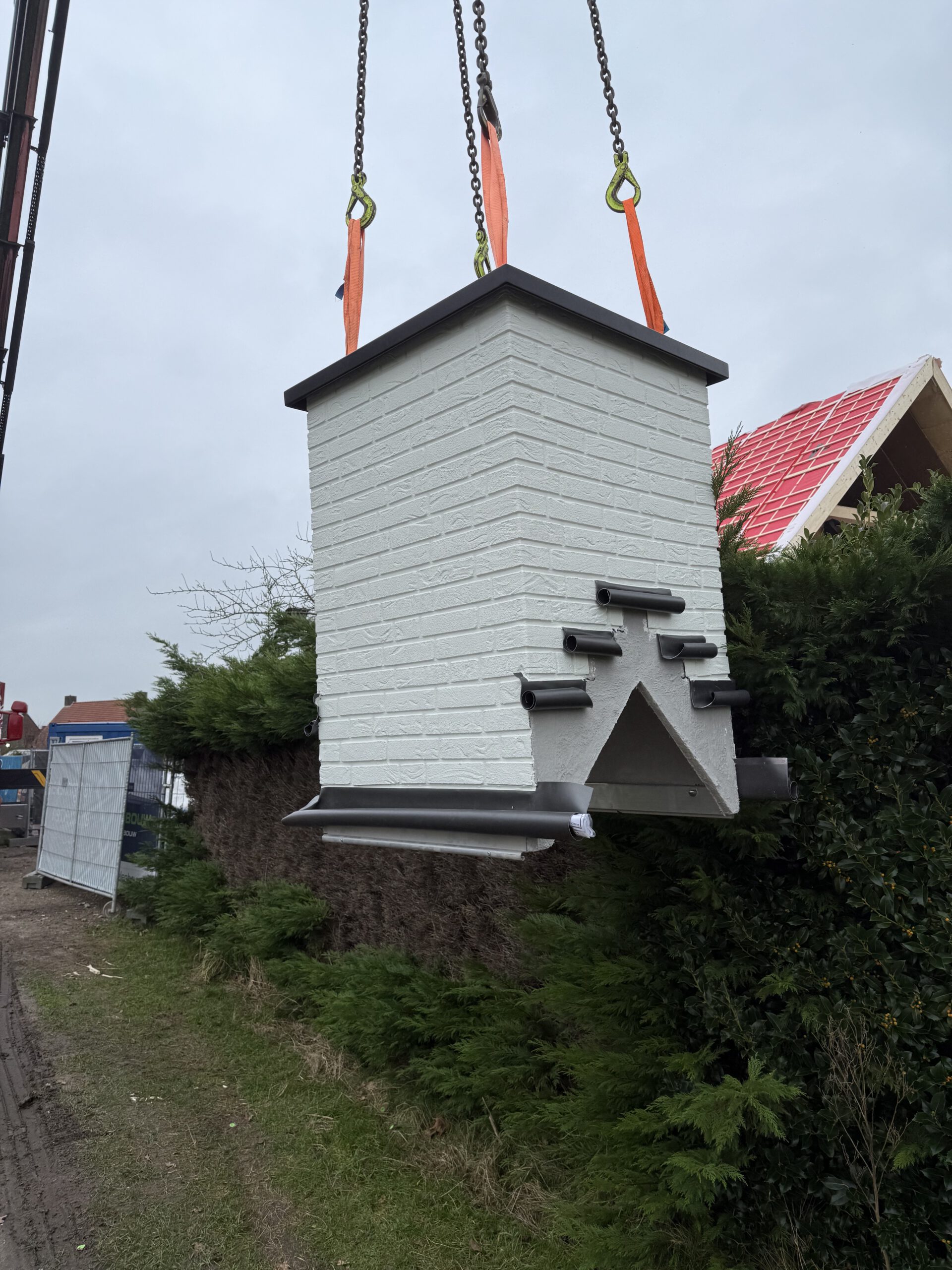 Aanbrengen prefab schoorsteen