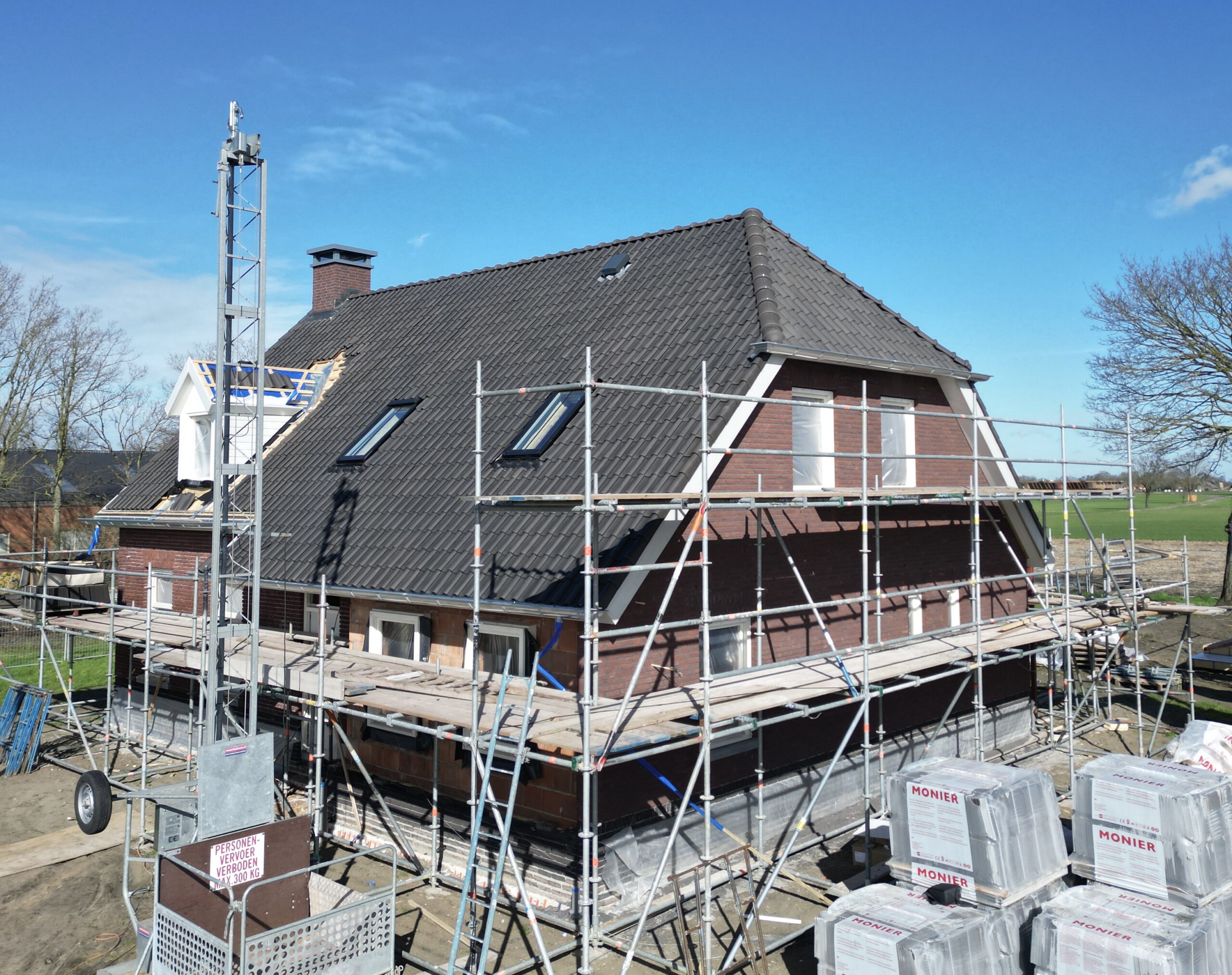 Leggen dakpannen nieuwbouw